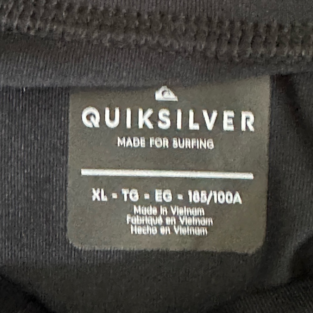 Quik Silver. Sz X L Athleisure top in navy/ white printing on sleeve etc. - Picture 10 of 11